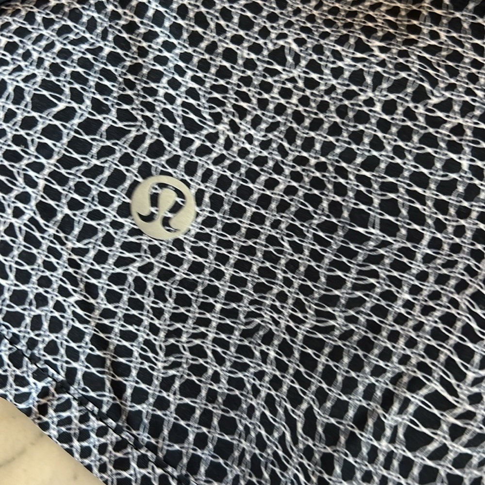 Lululemon Speed Up 2.5” Shorts - Picture 3 of 5